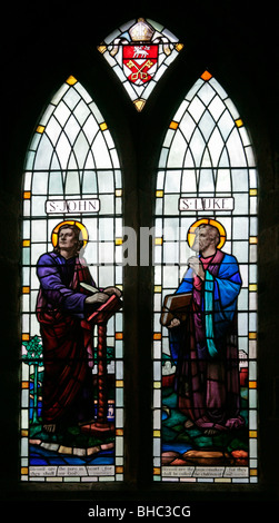 Una vetrata di Edward Liddall Armitage raffigurante i Santi Giovanni e Luca gli Evangelisti, la Chiesa di Santa Maria, Leake, North Yorkshire Foto Stock