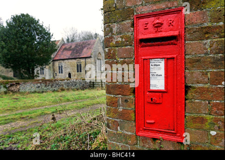 Red post box esterno caratteristico sagrato nelle zone rurali del villaggio inglese NORFOLK REGNO UNITO Foto Stock