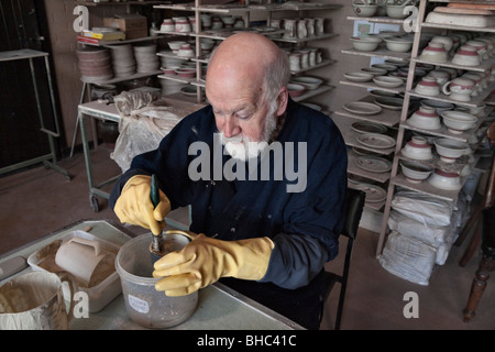 Kelso in ceramica, Scotland, Regno Unito - potter Ian Hird al lavoro la miscelazione di smalti colorati Foto Stock