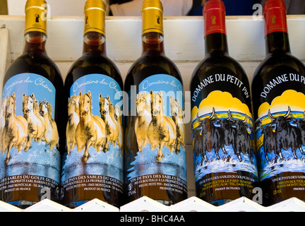 Il vino per la vendita, commemorando il Festival annuale del cavallo, a Saintes Maries de la Mer, Provenza, Francia Foto Stock