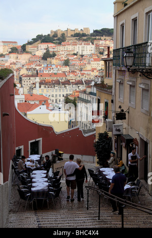 La vivace scena di strada nel Bairro Alto quartiere di Lisbona Foto Stock