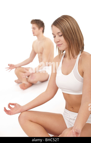 Fitness - coppia sano stretching in posizione di yoga su sfondo bianco Foto Stock