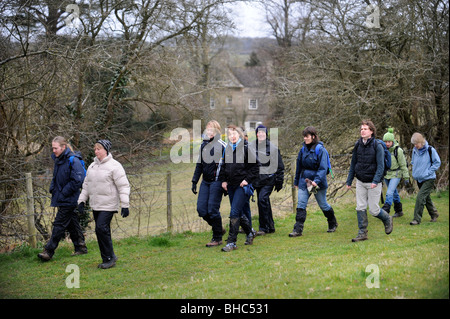 Un piccolo gruppo su una vacanza a piedi in Cotswolds, GLOUCESTERSHIRE REGNO UNITO Foto Stock