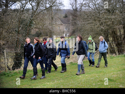 Un piccolo gruppo su una vacanza a piedi in Cotswolds, GLOUCESTERSHIRE REGNO UNITO Foto Stock