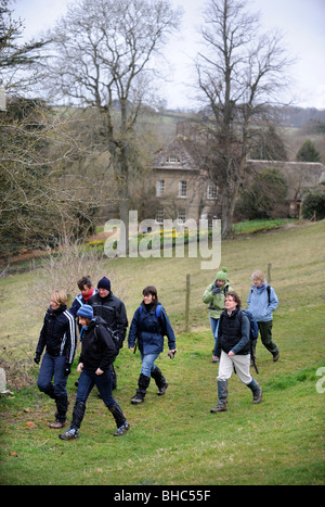 Un piccolo gruppo su una vacanza a piedi in Cotswolds, GLOUCESTERSHIRE REGNO UNITO Foto Stock