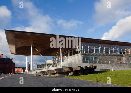 Il Welsh Assembly edificio nella Baia di Cardiff Galles o senedd casa della National Assembly for Wales in piedi su un plinto di ardesia Foto Stock