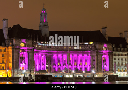 Praticamente il tempo ad una illuminata County Hall, South Bank di Londra SE1, Regno Unito Foto Stock