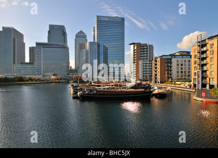 Chiatte ormeggiate al Blackwall bacino, Canary Wharf station wagon, Londra E14 Regno Unito Foto Stock