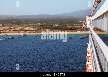 La nave di crociera balconi vista di riva e resorts a Cabo San Lucas, Messico. Oceano e barche a vela vicino alla spiaggia. Foto Stock