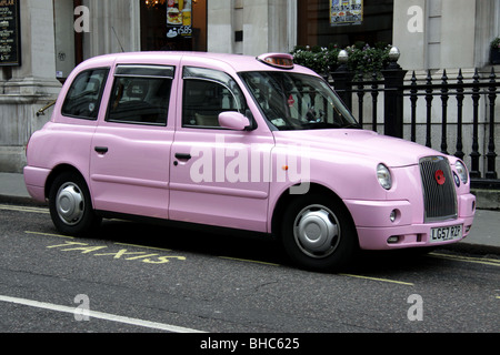 Rosa Londra taxi in centro a Londra Foto Stock