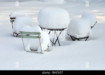 Mobili da giardino sepolto nella neve Foto Stock