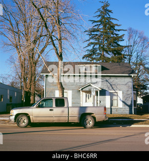 Argento pick-up truck parcheggiato sulla strada di fronte a un piccolo grigio casa, Fort Erie Ontario Canada Foto Stock