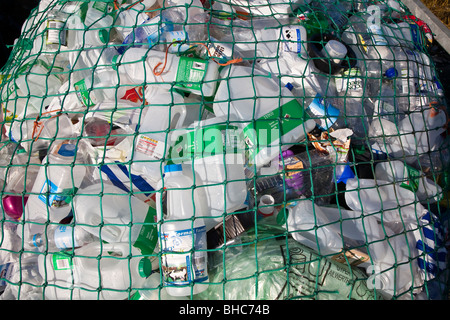 Rifiuti di plastica per il riciclaggio riciclaggio stazione di raccolta in car park REGNO UNITO Foto Stock