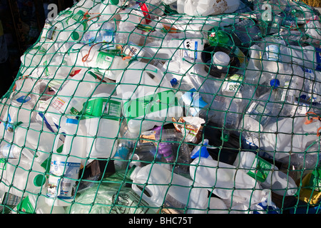 Rifiuti di plastica per il riciclaggio riciclaggio stazione di raccolta in car park REGNO UNITO Foto Stock