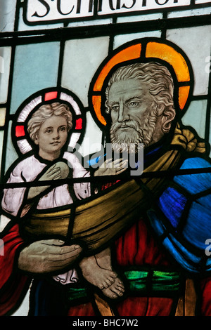 Una vetrata raffigurante San Cristoforo che porta il bambino Gesù, Chiesa di Santa Maria, Leake, North Yorkshire Foto Stock