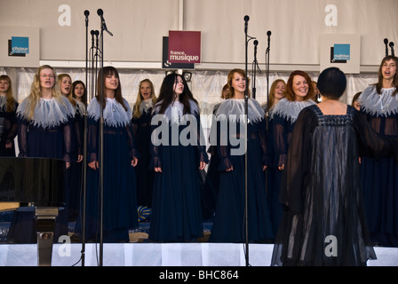 Musica del mondo giorno, Parigi, Francia, eventi pubblici, nazionali Festival di musica, "Fete de la Musique", Gruppo estone del coro femminile, eseguendo in cortile Foto Stock