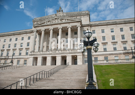 Passi in aumento per gli edifici del Parlamento europeo, Stormont, Belfast. La sede dell'Assemblea dell'Irlanda del Nord. Foto Stock