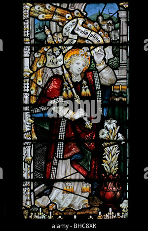 Una finestra di vetro colorato da C E Kempe, raffiguranti l'angelo Gabriele, St Wilfred la Chiesa, Kirkby Knowle, North Yorkshire Foto Stock