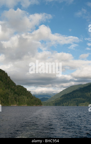 Lago profondo tra montagne, l'estate. Foto Stock