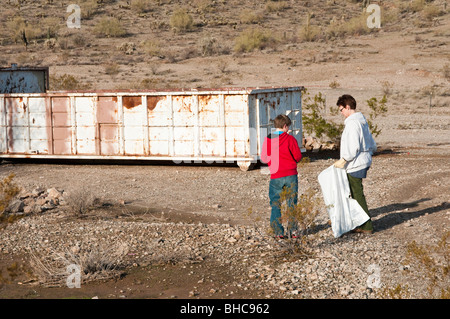 Volontari ripulire il cestino in un parco e sui sentieri Foto Stock