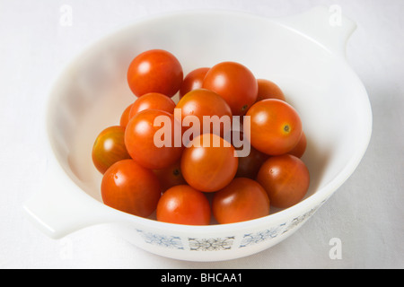 Pomodori ciliegia in una ciotola bianco Foto Stock