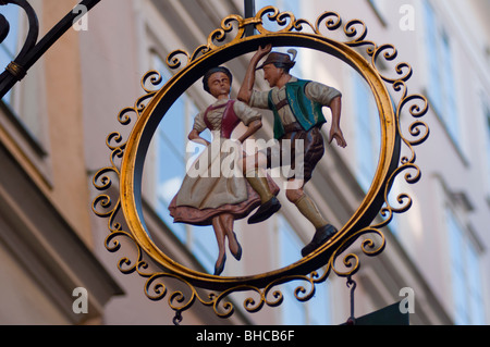 Tradizionale austriaca shop segno sulla Getreidegasse a Salisburgo, Austria. Foto Stock