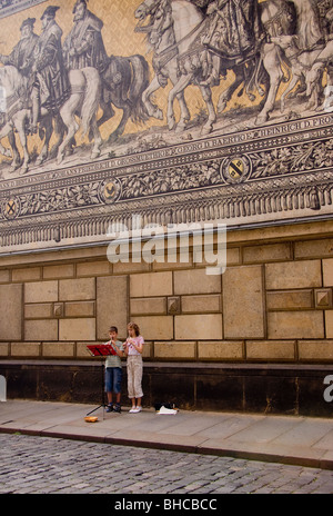 2 bambini che giocano i loro registratori sotto il Fuerstenzug a Dresda Germania Foto Stock