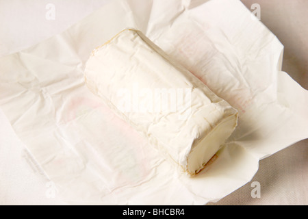Il francese di formaggio di capra su carta Foto Stock