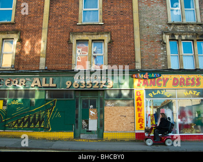 Eseguire all area di Bristol, Bedminster, con in disuso ed abbandonato negozi Foto Stock