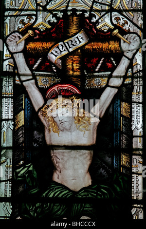 Una finestra di vetro colorato da C E Kempe, raffigurante la Crocifissione, St Wilfred la Chiesa, Kirkby Knowle, North Yorkshire Foto Stock