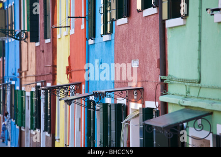 Strada tipica scena di Burano, Venezia, Italia. Foto Stock