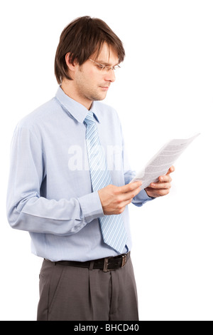 Ritratto di un giovane imprenditore lettura una relazione, isolato su sfondo bianco Foto Stock