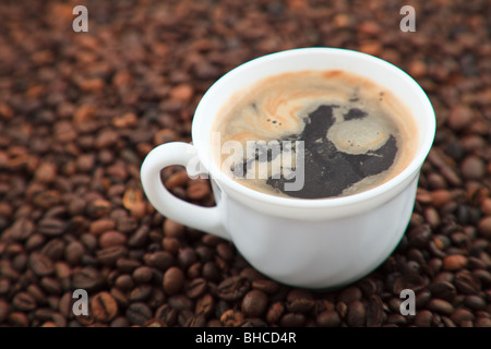 Tazza di caffè in grani (profondità di campo) Foto Stock