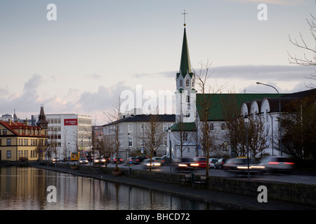 Il lago Tjornin e chiesa Frikirkjan durante il Sunrise, centro di Reykjavik Islanda Foto Stock