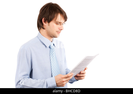Ritratto di un giovane imprenditore lettura una relazione, isolato su sfondo bianco Foto Stock