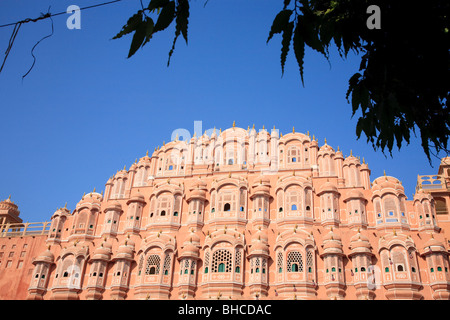 La facciata del Hawa Mahal o Palazzo del vento a Jaipur, Rajasthan, India Foto Stock