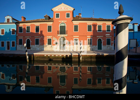 Case colorate su un canale di Burano Venezia Italia Foto Stock