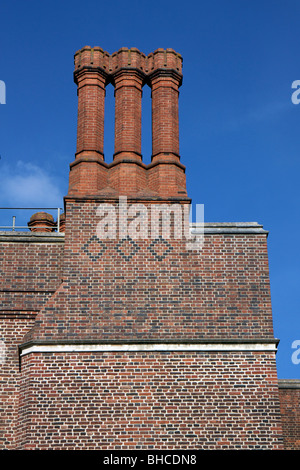 Tre Camini a Hampton Court Palace in una giornata di sole in Surrey, Inghilterra Foto Stock