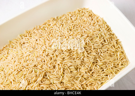 Il commercio equo e solidale organica marrone del riso Basmati in un piatto Foto Stock