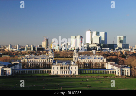Vista dal parco di Greenwich del Queens House, Royal Naval College, il fiume Tamigi, London Docklands e da Canary Wharf Tower, Foto Stock