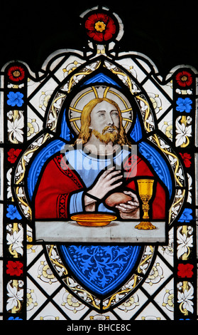 Dettaglio di una vetrata che raffigura Gesù che rompe il pane all'ultima cena, tutta la Chiesa di San, Grande Thirkleby, North Yorkshire Foto Stock