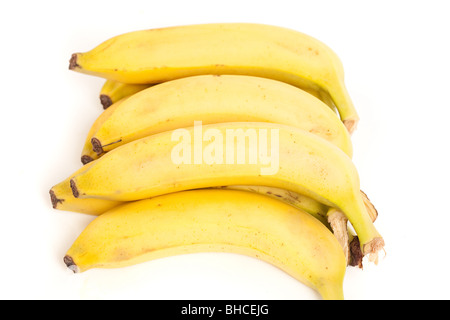 Dettagliate fino in prossimità di un grappolo di banane mature, isolato su sfondo bianco Foto Stock