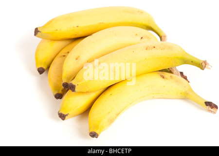 Dettagliate fino in prossimità di un grappolo di banane mature, isolato su sfondo bianco Foto Stock