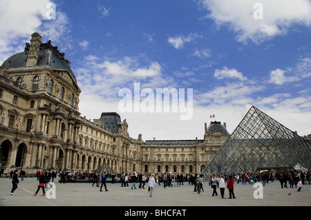 I turisti fuori dall esterno del Museo del Louvre e la piramide in vetro, Parigi, Francia Foto Stock