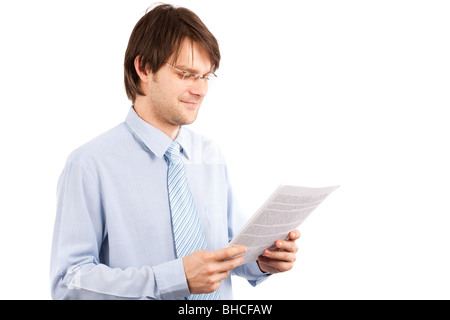 Ritratto di un giovane imprenditore lettura una relazione, isolato su sfondo bianco Foto Stock