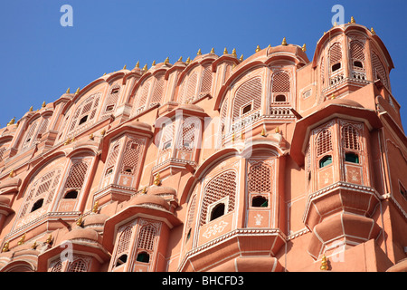 La facciata del Hawa Mahal o Palazzo del vento a Jaipur, Rajasthan, India Foto Stock