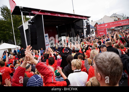 In fase di riscaldamento prima del 2008 maratona di Reykjavik, Islanda Foto Stock