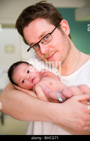 22 ore o. ragazzo con il padre presso il reparto di maternità. Foto Stock