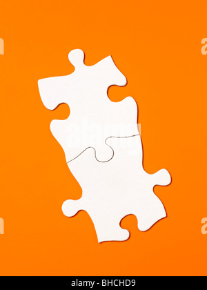 Arancione bianco i pezzi del puzzle in elevazione Foto Stock