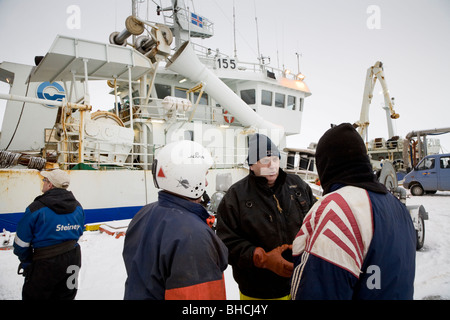 Stefan Einarsson è un pescatore in barca da pesca Lundey. Vopnafjordur Harbour, Est dell'Islanda. Foto Stock